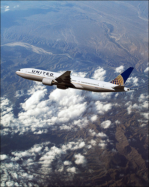 United Airlines Boeing 777-200 in Flight Photo Print for Sale