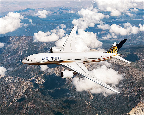 United Airlines Boeing 787 Dreamliner in Flight Photo Print for Sale