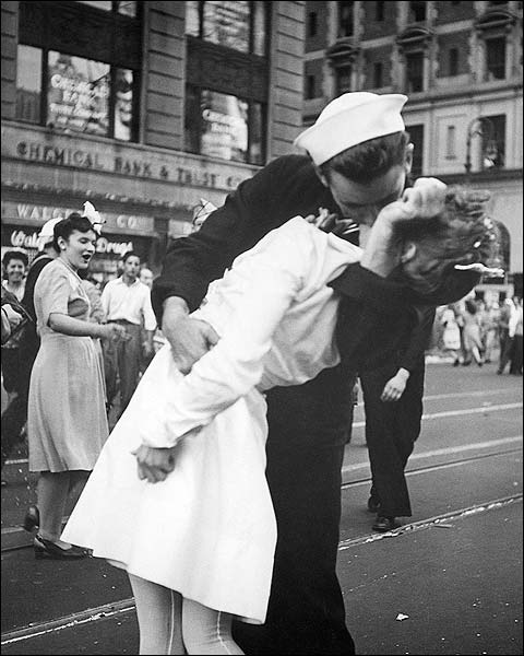 Sailor Nurse VJ Day Kiss in Times Square Photo Print for Sale