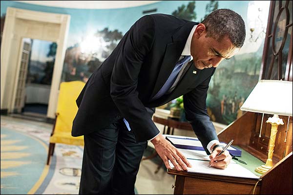President Obama Signs Letter in Diplomatic Reception Room Photo Print for Sale